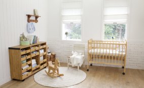 cameretta bambini bebè neonato arredare interno casa giochi colori tenui benessere calma rilassamento