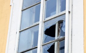 vetro incidente finestra martello chiodini stucco