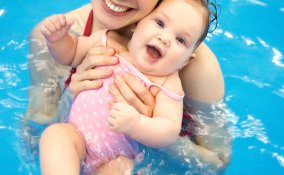 mamma e neonato in piscina