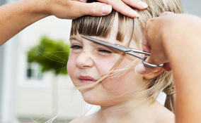 Tagliare i capelli ai bambini
