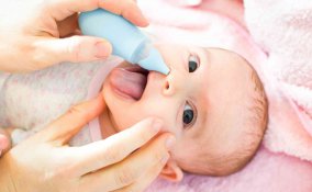 Come pulire il naso al neonato con la soluzione fisiologica