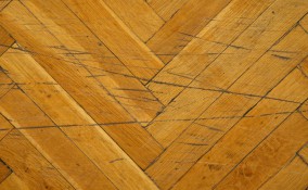 pavimento legno come riparare, pavimento legno graffi, pavimento legno buchi