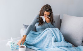 donna con raffreddore