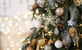 albero di Natale, bianco e oro, addobbi
