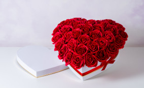 scatola a forma di cuore con rose fai da te, scatola con rose fai da te