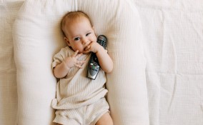 neonato e telecomando