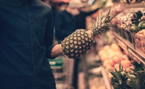 ananas nel carrello della spesa