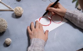 palline di natale con materiale da riciclo, palline di natale tappi, tappi natale