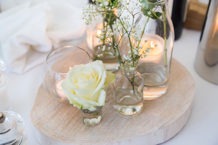 Mise en place di matrimonio: centrotavola di fiori e candele  Centrotavola  matrimonio, Centrotavola matrimoniali, Matrimonio