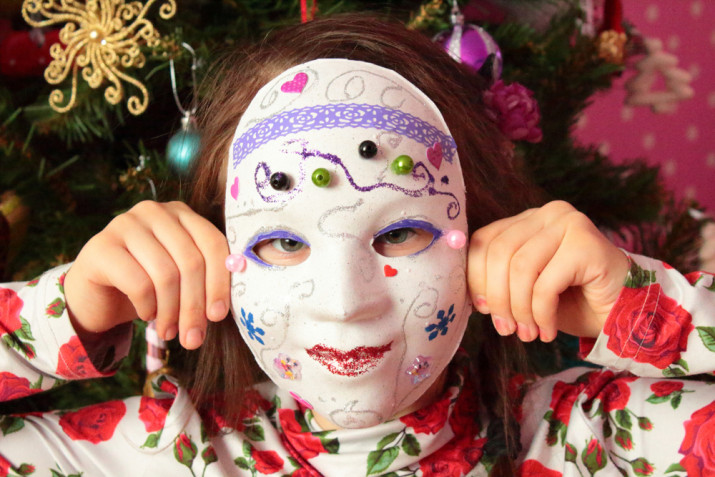 5 modi per decorare le maschere bianche - Donna Moderna