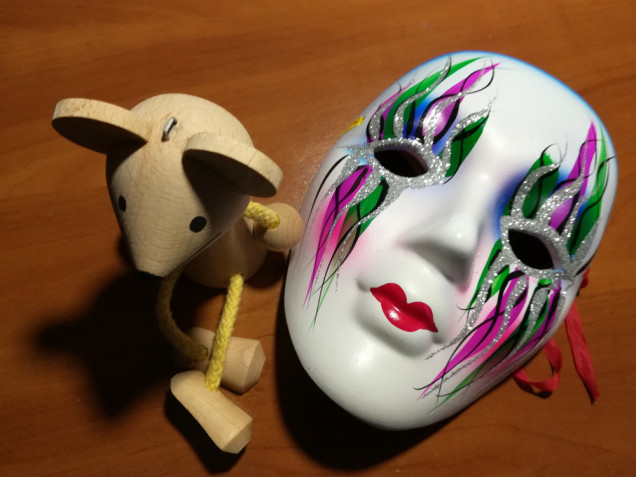 Decorare le maschere bianche: tante idee da realizzare in 5 minuti, #carnevale #Decorarelemascherebianche #decorazio…
