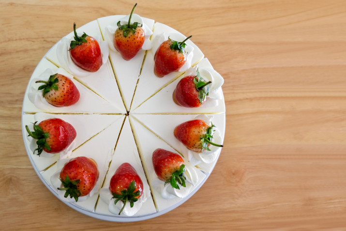 Torte decorate con panna e fragole: 7 idee per le decorazioni