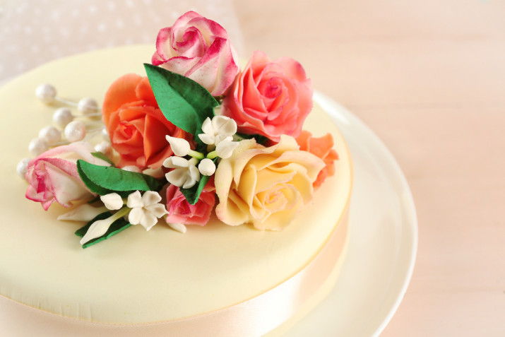 Torte con rose in pasta di zucchero: 9 decorazioni romantiche
