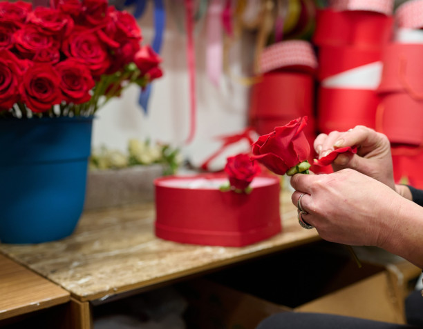 Scatola a forma di cuore con rose fai da te: tutorial e