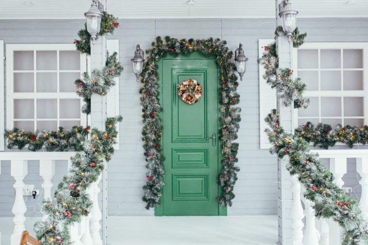 Addobbi natalizi porta ingresso fai da te: 7 idee da fare subito