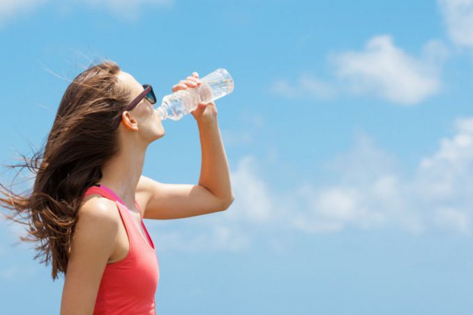 Quanta acqua dovreste bere al giorno?