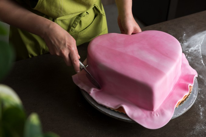 Come rivestire una torta a forma di cuore con la pasta di zucchero:  tutorial e spiegazioni