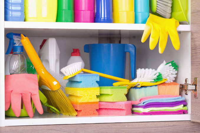 Cestino con prodotti per la pulizia per l'igiene della casa