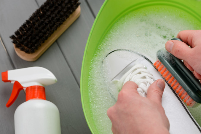 Come pulire le scarpe bianche di tela: a mano o in lavatrice?
