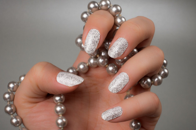Glitter bianco per la decorazione unghie: come usarlo