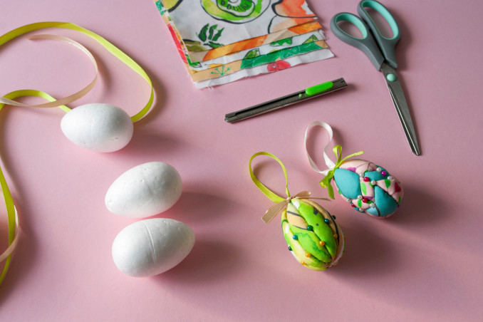 Come decorare un uovo di polistirolo con la stoffa: tutorial e