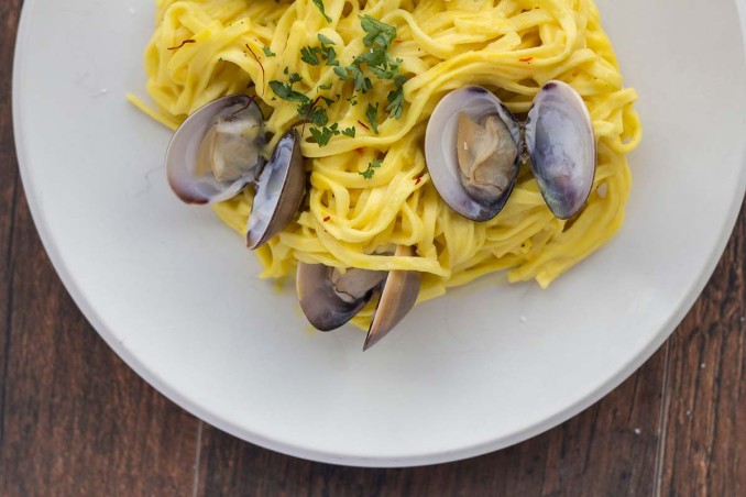 spaghetti vongole e zafferano