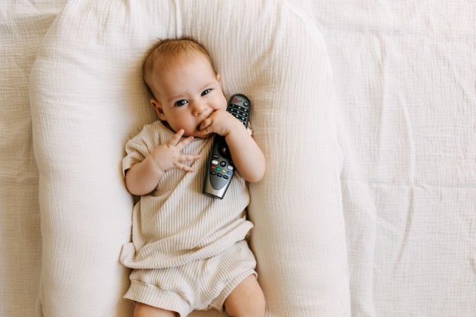 neonato e telecomando