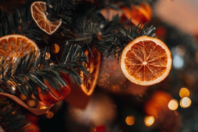 decorare l'albero di Natale con la frutta